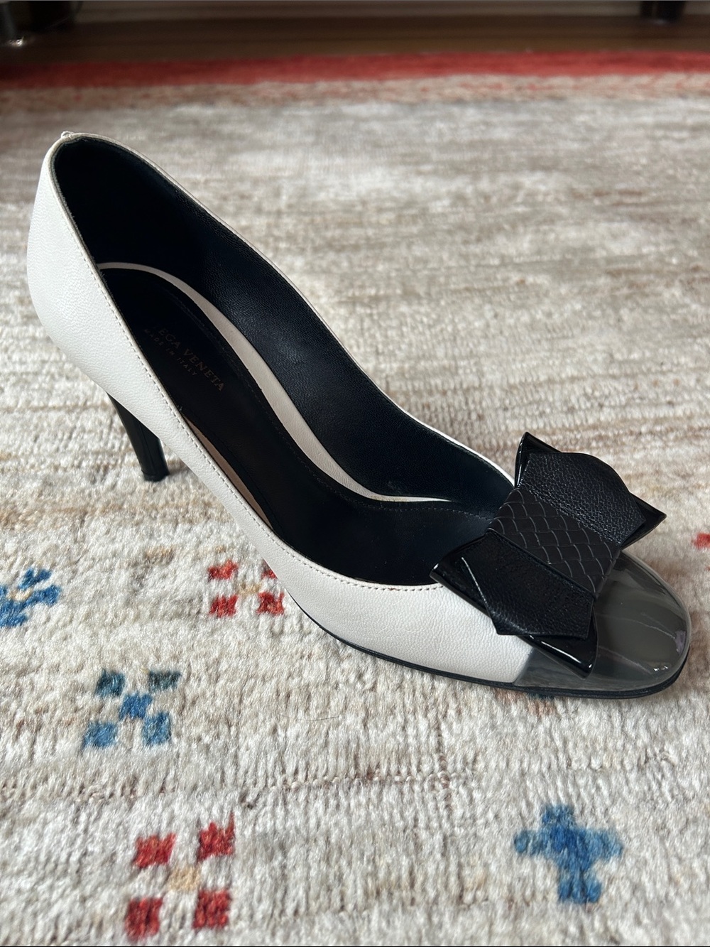 Bottega Veneta Two-Tone White and Black Bow Cap-Toe Heels Pumps, Sz 38.5, 8.5US